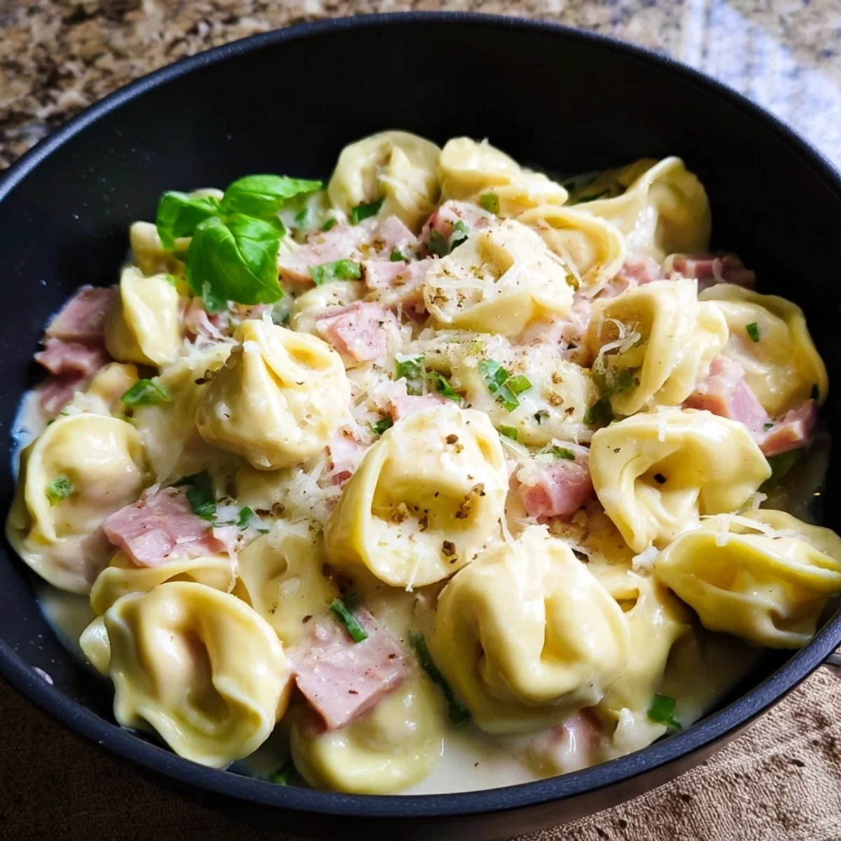 Einfache Tortellini alla Panna mit Truthahnschinken