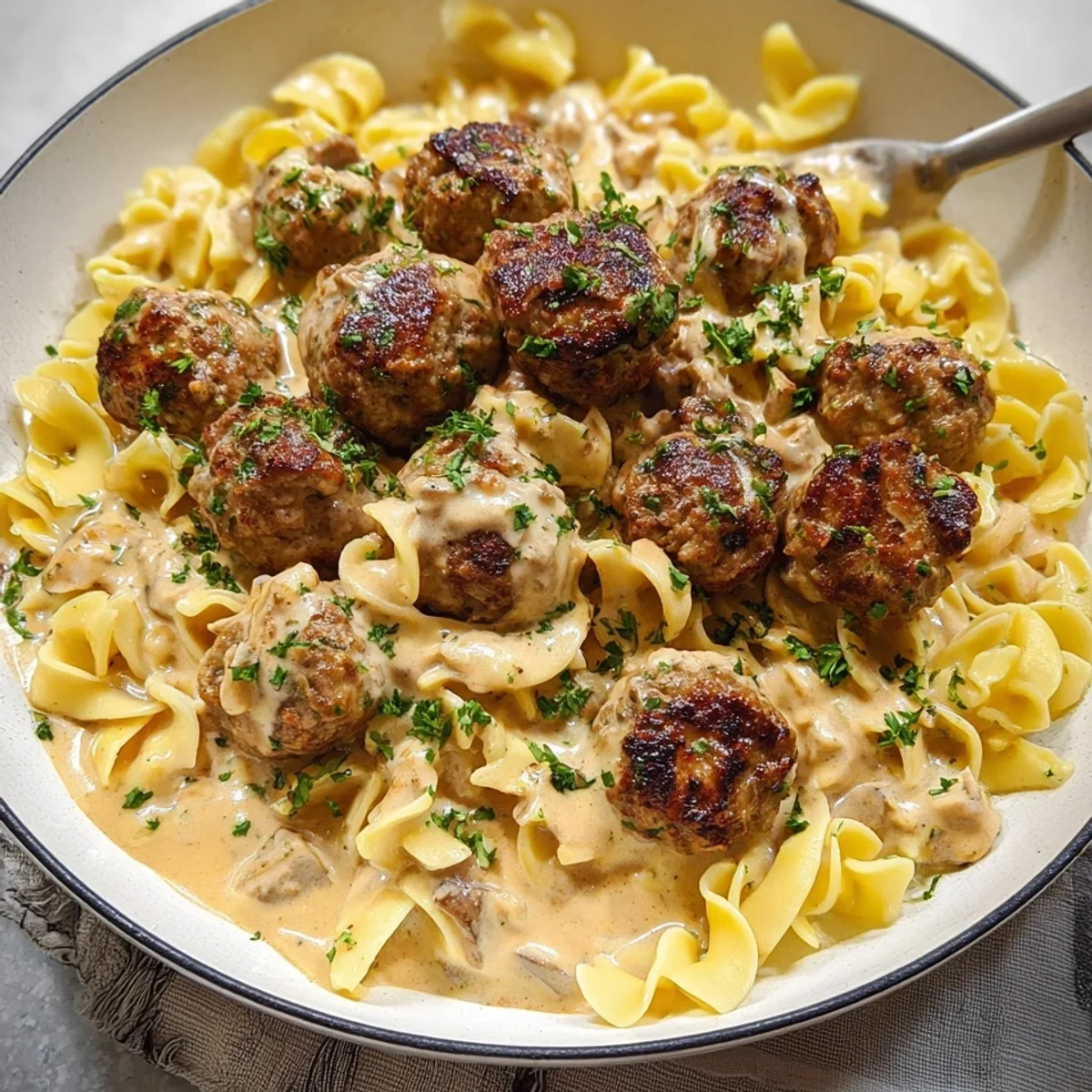 Pasta mit cremiger Rahmsauce und Hackbällchen