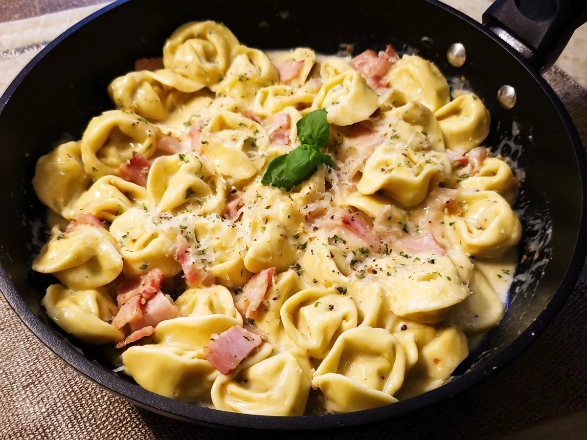 Einfache Tortellini alla Panna mit Truthahnschinken - Bild 1