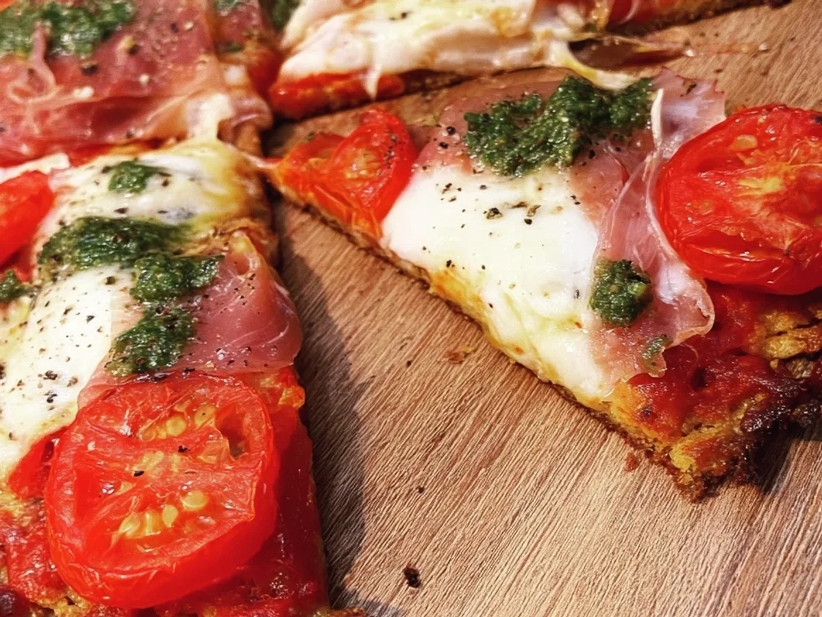 Low Carb Pizza Rezept: Knusprig & gesund genießen - Bild 2
