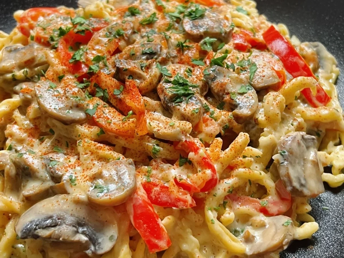 Paprika Spätzle mit Champignons: Herzhaft & schnell - Bild 1
