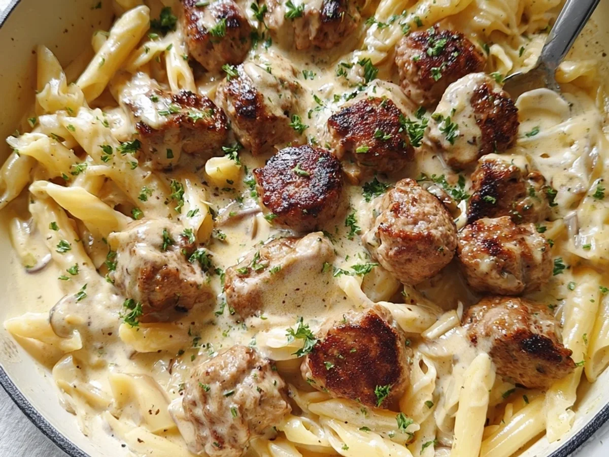 Pasta mit cremiger Rahmsauce und Hackbällchen - Bild 1