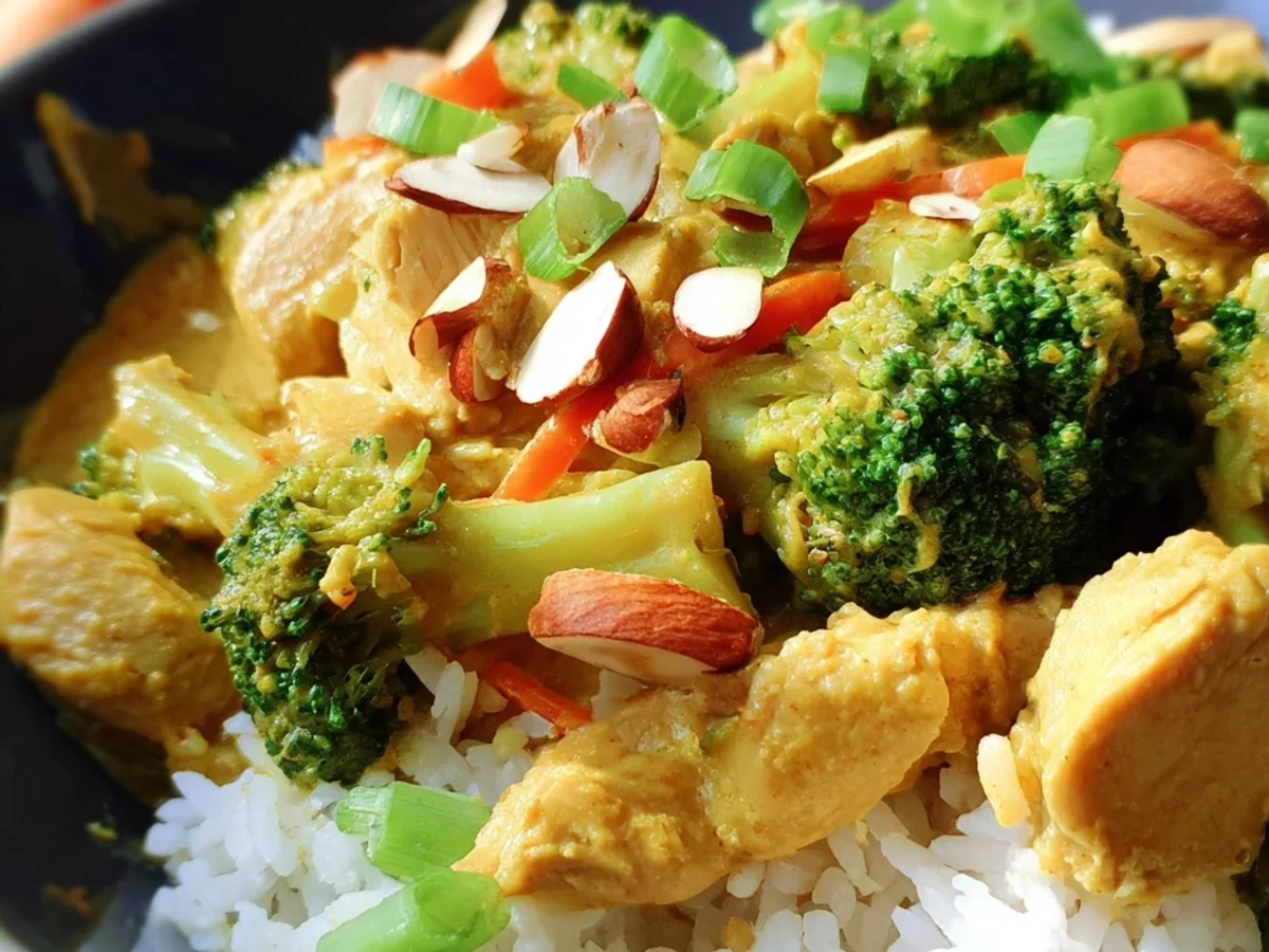 Putencurry mit Brokkoli, Mandeln & Reis: Schnell & Cremig - Bild 1