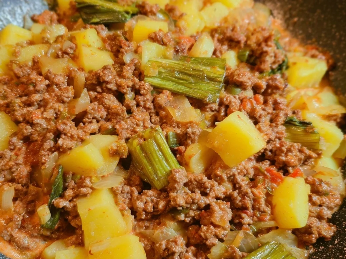 Schnelle Hackfleisch-Lauch-Pfanne mit Kartoffeln - Bild 1