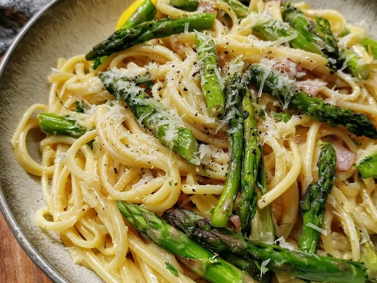 Spargel Pasta: Einfaches Frühlingsrezept mit grünem Spargel - Bild 1
