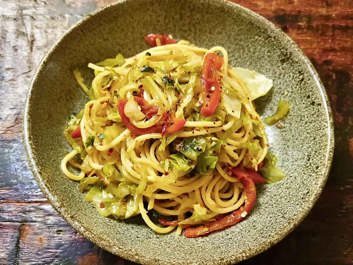 Würzig-frischer Spaghetti-Spitzkohl-Salat mit Peperoni - Bild 1