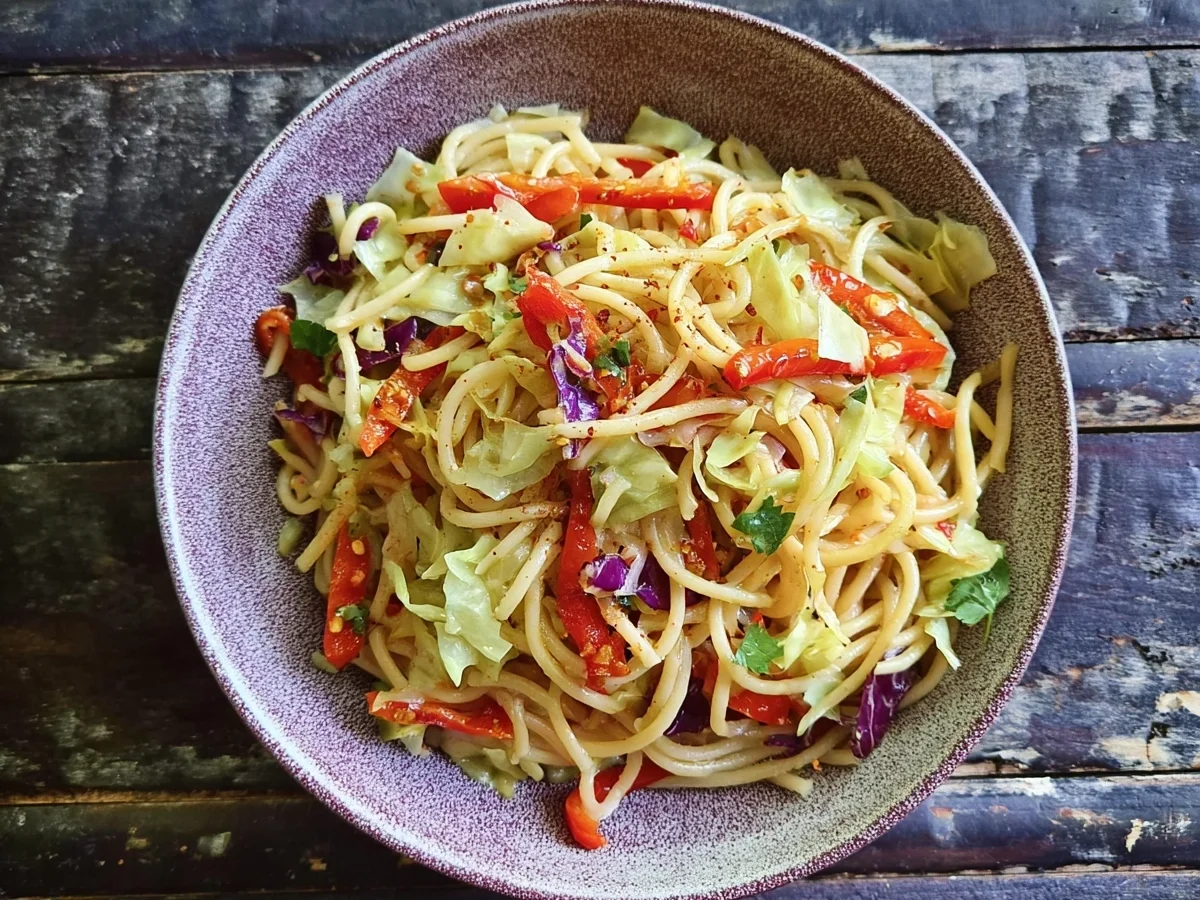 Würzig-frischer Spaghetti-Spitzkohl-Salat mit Peperoni - Bild 2