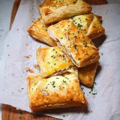 Blätterteigtaschen mit Puten-Schinken & Käse