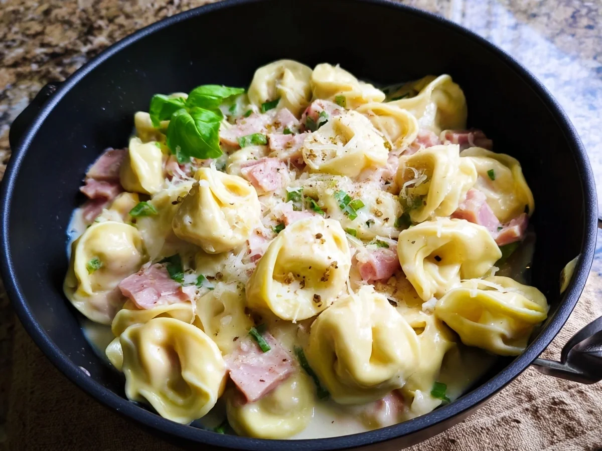 Einfache Tortellini alla Panna mit Truthahnschinken - Beitragsbild