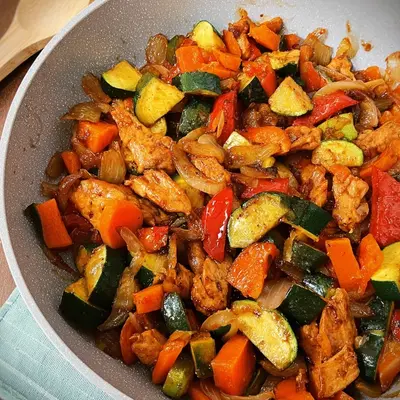 Knackige Hähnchen-Gemüsepfanne für den Feierabend