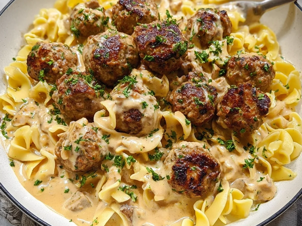 Pasta mit cremiger Rahmsauce und Hackbällchen - Beitragsbild