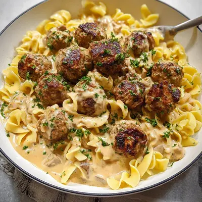Pasta mit cremiger Rahmsauce und Hackbällchen