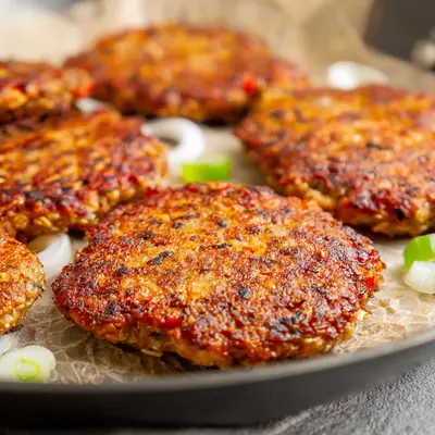 Proteinreiche Hüttenkäsetaler mit Haferflocken