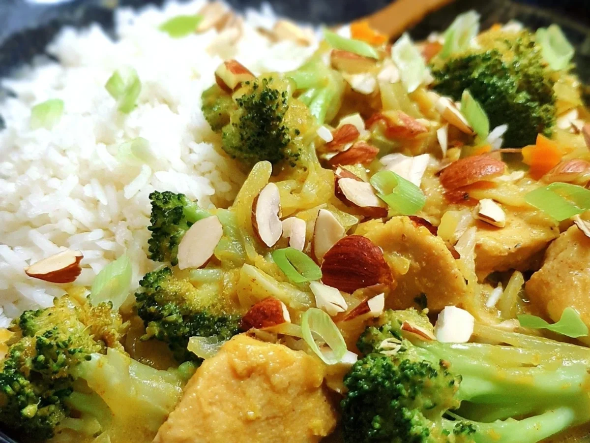 Putencurry mit Brokkoli, Mandeln & Reis: Schnell & Cremig - Beitragsbild