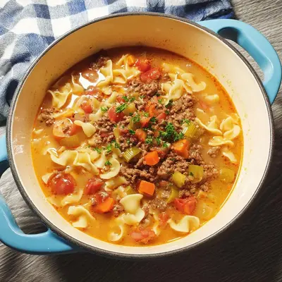 Schnelle Nudel-Hack-Suppe für die Familie