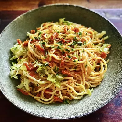 Würzig-frischer Spaghetti-Spitzkohl-Salat mit Peperoni